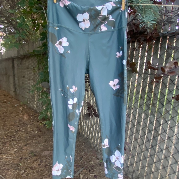 💙🌸 Albion Fit Blue Leggings with Pink Flowers – Size Small – $25 - Picture 5 of 5